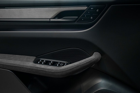 Porsche Macan 15 of 30