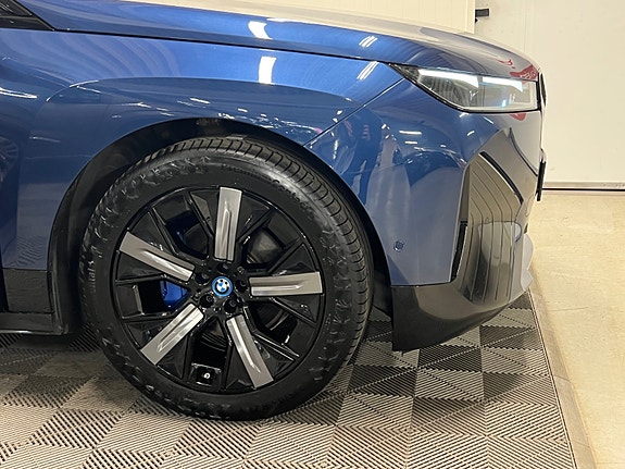 BMW iX 18 of 30