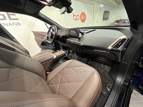 BMW iX 20 of 30