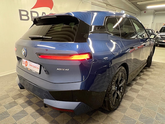 BMW iX 4 of 30