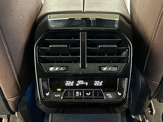 BMW iX 24 of 30