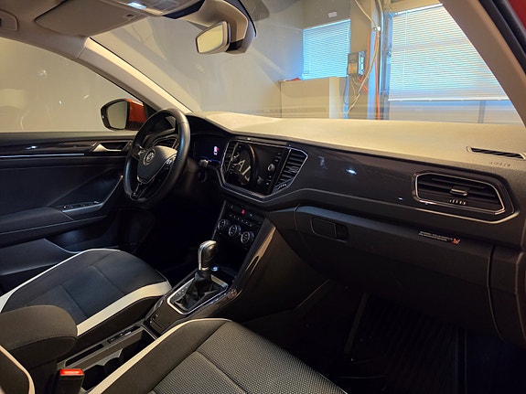 Volkswagen T-Roc 14 of 30