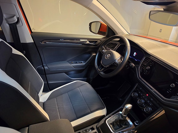 Volkswagen T-Roc 16 of 30