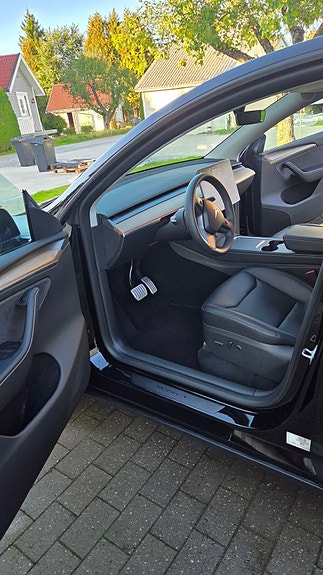 Tesla Model Y 13 of 30