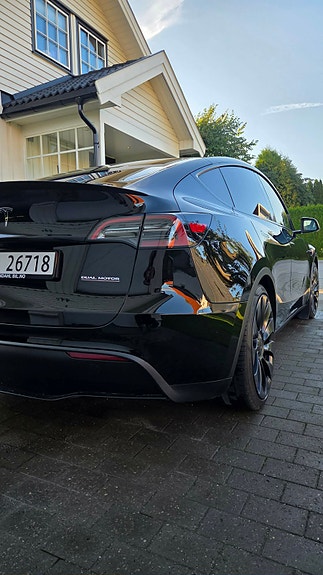 Tesla Model Y 16 of 30