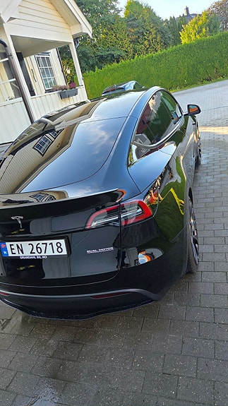 Tesla Model Y 18 of 30