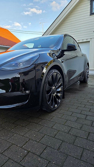 Tesla Model Y 4 of 30