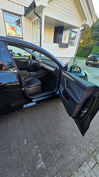 Tesla Model Y 8 of 30