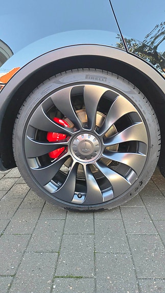 Tesla Model Y 10 of 30