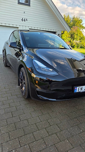 Tesla Model Y 7 of 30