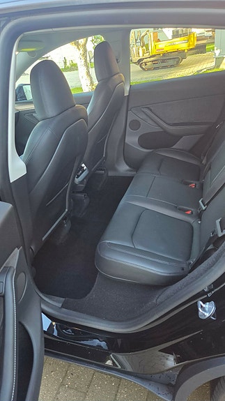 Tesla Model Y 23 of 30