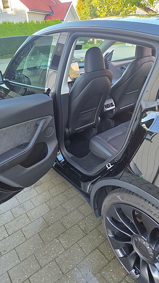 Tesla Model Y 11 of 30