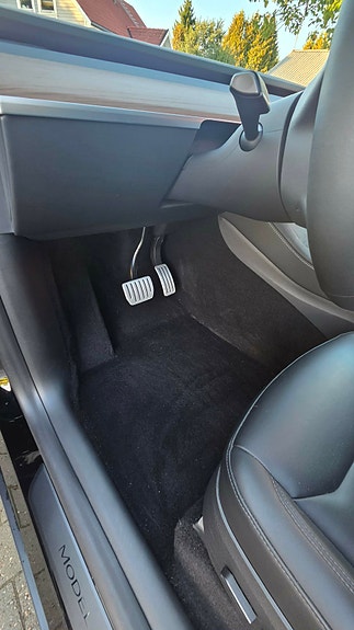 Tesla Model Y 26 of 30