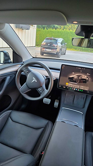 Tesla Model Y 28 of 30