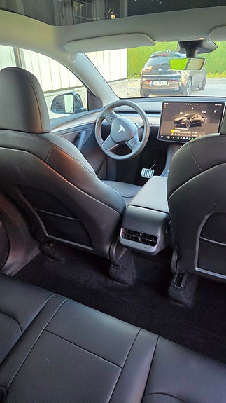 Tesla Model Y 21 of 30