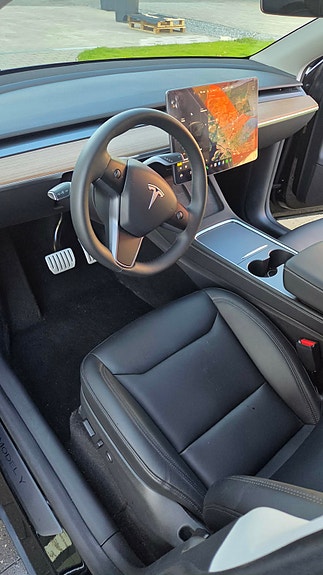 Tesla Model Y 15 of 30