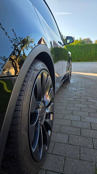 Tesla Model Y 9 of 30