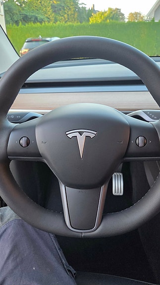 Tesla Model Y 24 of 30