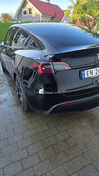 Tesla Model Y 17 of 30