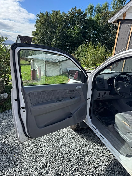 Toyota HiLux 10 of 12