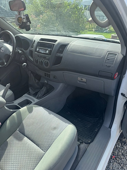 Toyota HiLux 7 of 12