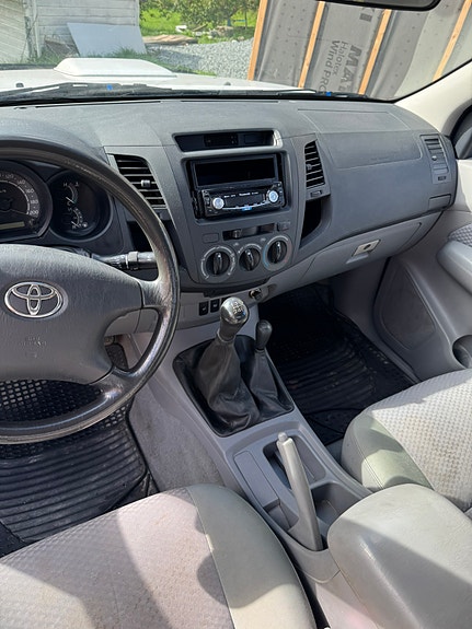 Toyota HiLux 12 of 12