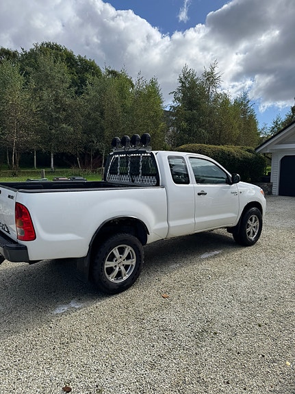 Toyota HiLux 3 of 12