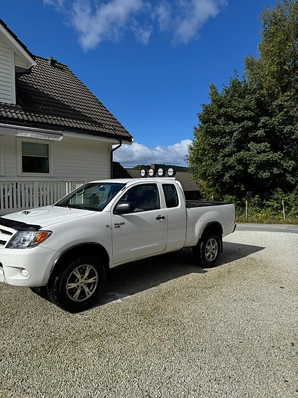 Toyota HiLux 2 of 12