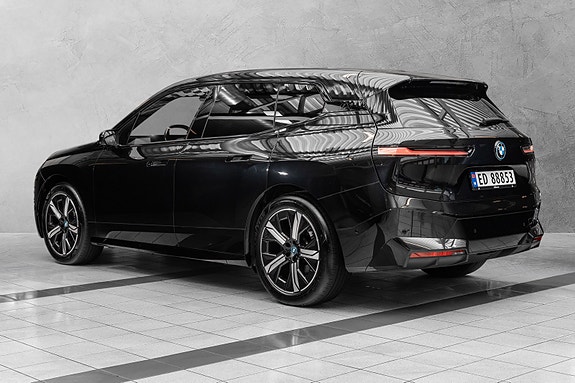 BMW iX 8 of 30