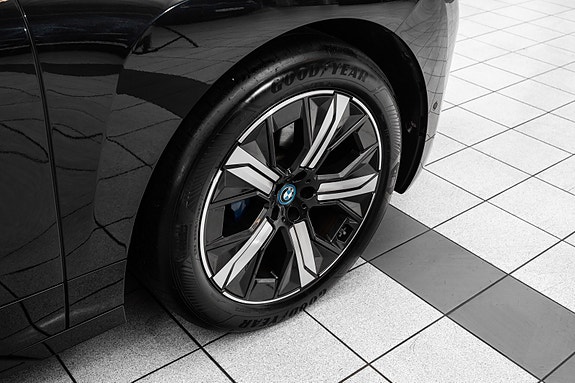 BMW iX 9 of 30