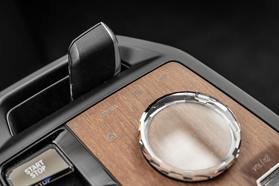 BMW iX 13 of 30