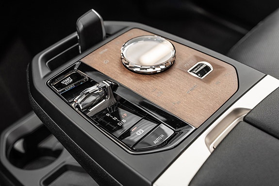 BMW iX 12 of 30