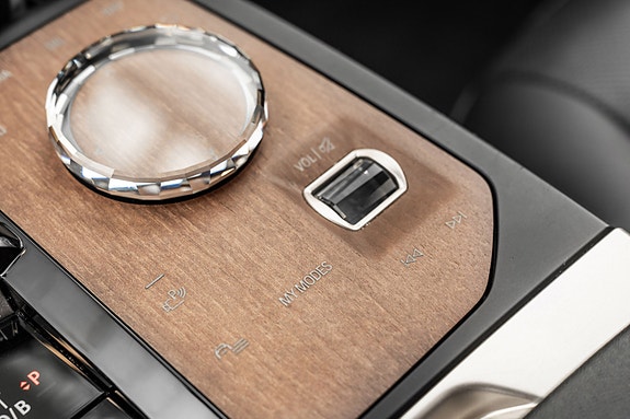 BMW iX 14 of 30