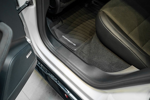 Porsche Macan 27 of 30