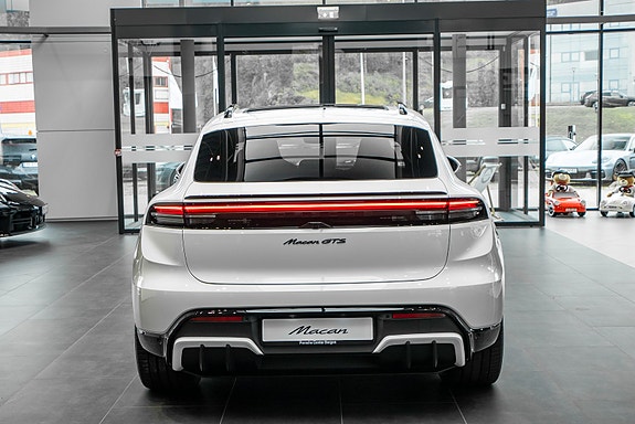 Porsche Macan 8 of 30