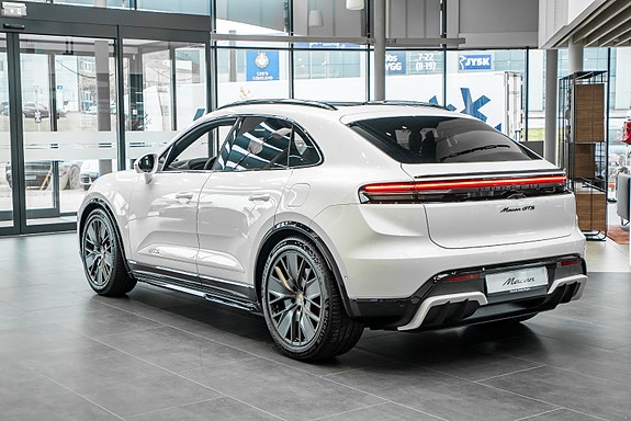 Porsche Macan 10 of 30
