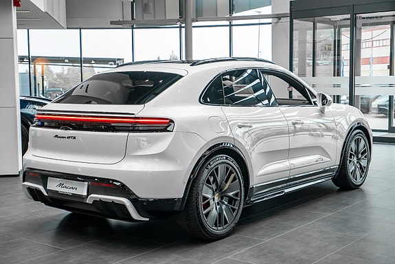 Porsche Macan 7 of 30