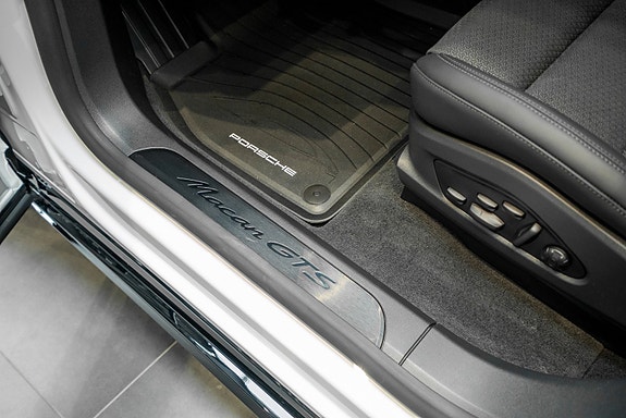 Porsche Macan 14 of 30