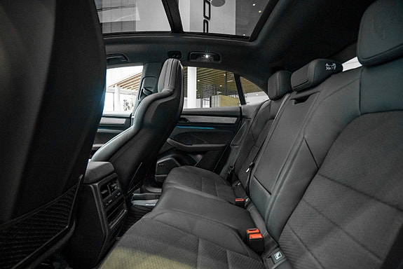 Porsche Macan 28 of 30