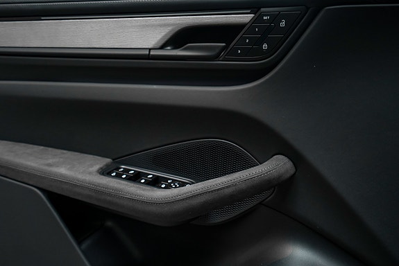 Porsche Macan 15 of 30