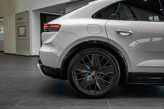 Porsche Macan 6 of 30