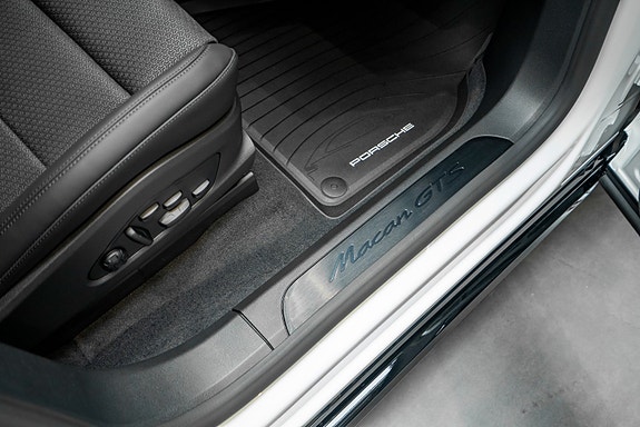 Porsche Macan 30 of 30