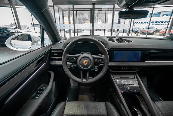 Porsche Macan 17 of 30