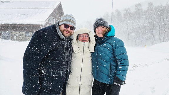Hos Campus Nord-Troms handler jobben om langt mer enn å tilrettelegge for utdanning.. Her er teamet avbildet under nordnorske forhold i vinter.