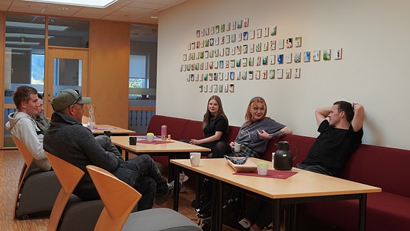– Det å være på Halti hver dag er inspirerende i seg selv. Her møter vi mennesker med ulik bakgrunn og kompetanse, og det skjer alltid noe spennende kan Berit fortelle.