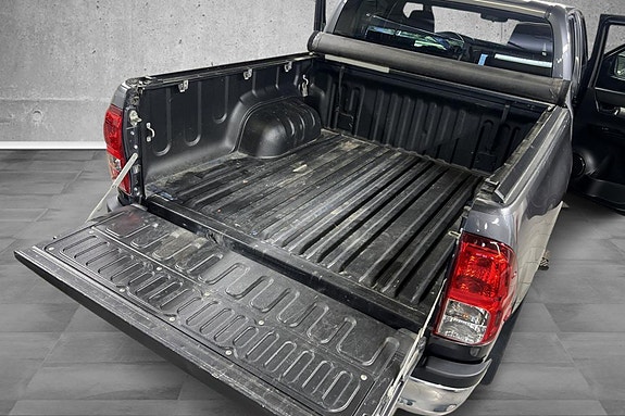 Toyota HiLux 13 of 30