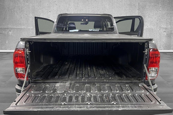 Toyota HiLux 12 of 30