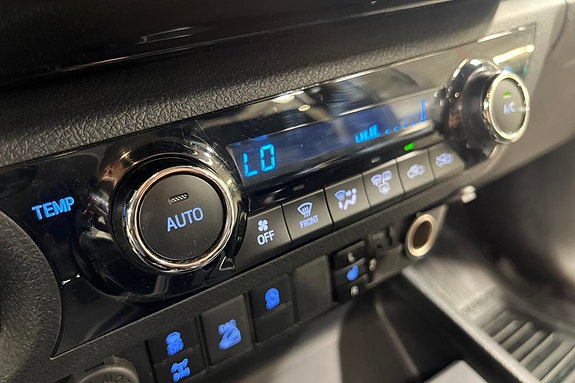 Toyota HiLux 19 of 30