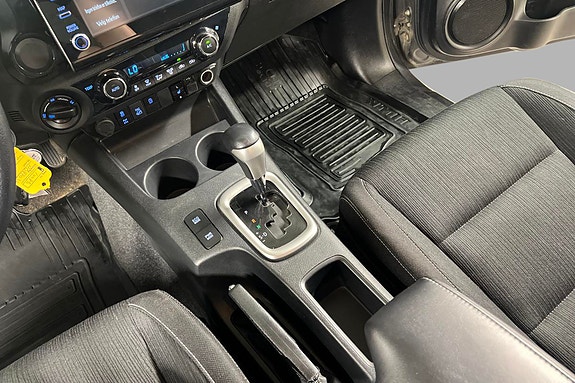 Toyota HiLux 8 of 30