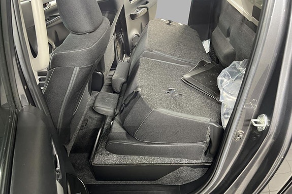 Toyota HiLux 11 of 30